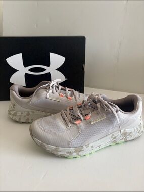 NIB Under Armour Women’s Light Gray Running Shoes with Light colors Size 9.5